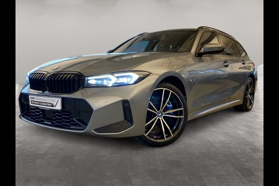 BMW 3 Serie Touring 330e M-SPORT (LCi) ** LED, NAVI+, HuD, ACC, H&K SOUND, 19-inch LMV, M-REMMEN ** 1e EIG - UNFALLFREI ** ** INFORMEER OOK NAAR ONZE AANTREKKELIJKE FINANCIAL-LEASE TARIEVEN **