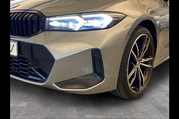 BMW 3 Serie Touring 330e M-SPORT (LCi) ** LED, NAVI+, HuD, ACC, H&K SOUND, 19-inch LMV, M-REMMEN ** 1e EIG - UNFALLFREI ** ** INFORMEER OOK NAAR ONZE AANTREKKELIJKE FINANCIAL-LEASE TARIEVEN **