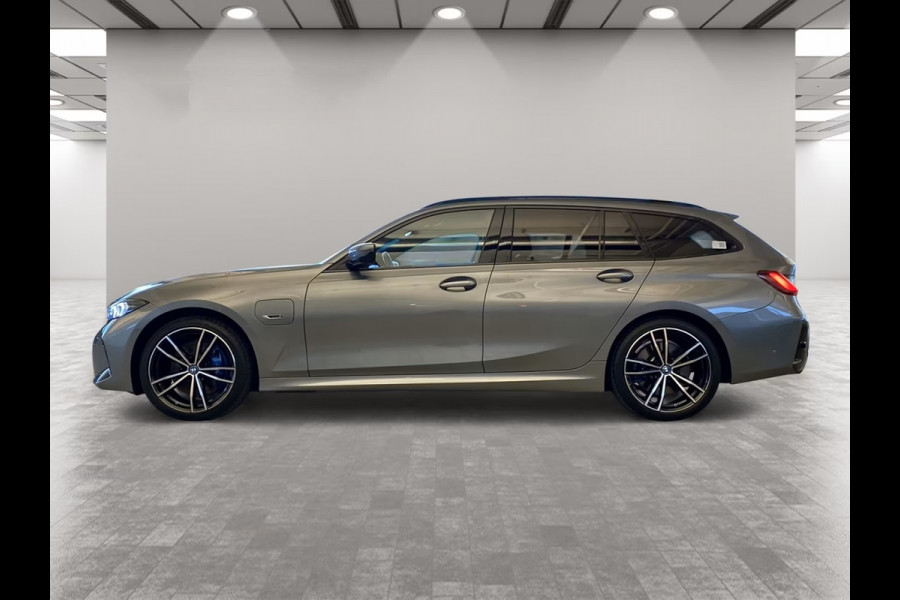 BMW 3 Serie Touring 330e M-SPORT (LCi) ** LED, NAVI+, HuD, ACC, H&K SOUND, 19-inch LMV, M-REMMEN ** 1e EIG - UNFALLFREI ** ** INFORMEER OOK NAAR ONZE AANTREKKELIJKE FINANCIAL-LEASE TARIEVEN **
