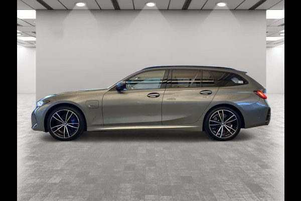 BMW 3 Serie Touring 330e M-SPORT (LCi) ** LED, NAVI+, HuD, ACC, H&K SOUND, 19-inch LMV, M-REMMEN ** 1e EIG - UNFALLFREI ** ** INFORMEER OOK NAAR ONZE AANTREKKELIJKE FINANCIAL-LEASE TARIEVEN **
