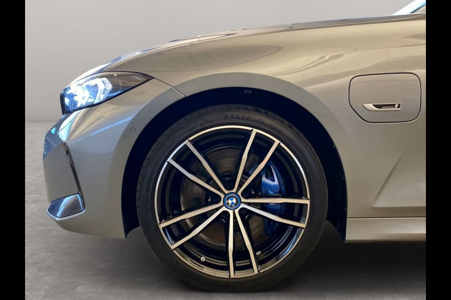 BMW 3 Serie Touring 330e M-SPORT (LCi) ** LED, NAVI+, HuD, ACC, H&K SOUND, 19-inch LMV, M-REMMEN ** 1e EIG - UNFALLFREI ** ** INFORMEER OOK NAAR ONZE AANTREKKELIJKE FINANCIAL-LEASE TARIEVEN **
