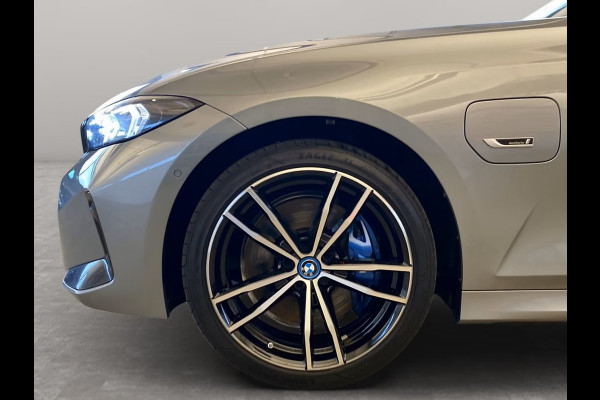 BMW 3 Serie Touring 330e M-SPORT (LCi) ** LED, NAVI+, HuD, ACC, H&K SOUND, 19-inch LMV, M-REMMEN ** 1e EIG - UNFALLFREI ** ** INFORMEER OOK NAAR ONZE AANTREKKELIJKE FINANCIAL-LEASE TARIEVEN **