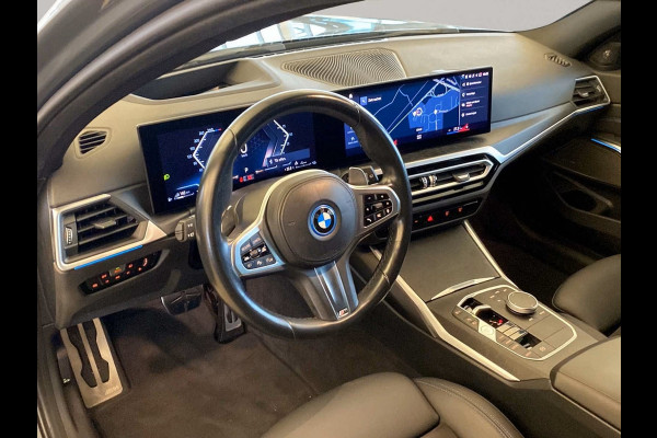 BMW 3 Serie Touring 330e M-SPORT (LCi) ** LED, NAVI+, HuD, ACC, H&K SOUND, 19-inch LMV, M-REMMEN ** 1e EIG - UNFALLFREI ** ** INFORMEER OOK NAAR ONZE AANTREKKELIJKE FINANCIAL-LEASE TARIEVEN **