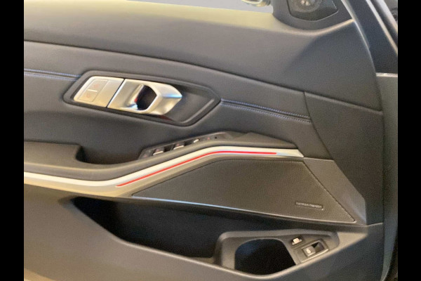 BMW 3 Serie Touring 330e M-SPORT (LCi) ** LED, NAVI+, HuD, ACC, H&K SOUND, 19-inch LMV, M-REMMEN ** 1e EIG - UNFALLFREI ** ** INFORMEER OOK NAAR ONZE AANTREKKELIJKE FINANCIAL-LEASE TARIEVEN **