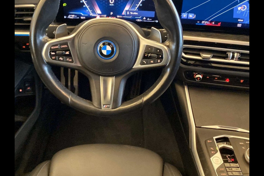BMW 3 Serie Touring 330e M-SPORT (LCi) ** LED, NAVI+, HuD, ACC, H&K SOUND, 19-inch LMV, M-REMMEN ** 1e EIG - UNFALLFREI ** ** INFORMEER OOK NAAR ONZE AANTREKKELIJKE FINANCIAL-LEASE TARIEVEN **