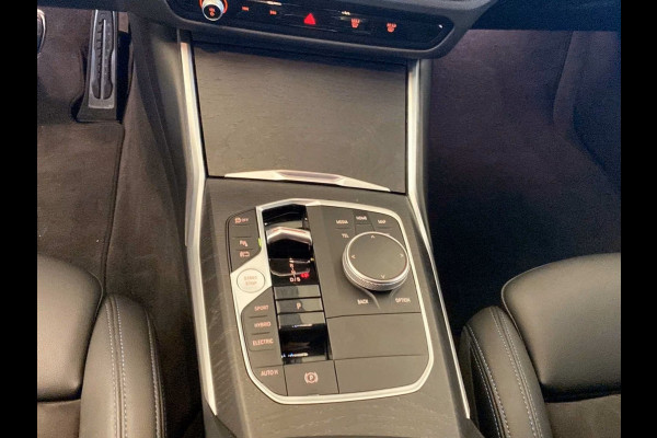 BMW 3 Serie Touring 330e M-SPORT (LCi) ** LED, NAVI+, HuD, ACC, H&K SOUND, 19-inch LMV, M-REMMEN ** 1e EIG - UNFALLFREI ** ** INFORMEER OOK NAAR ONZE AANTREKKELIJKE FINANCIAL-LEASE TARIEVEN **