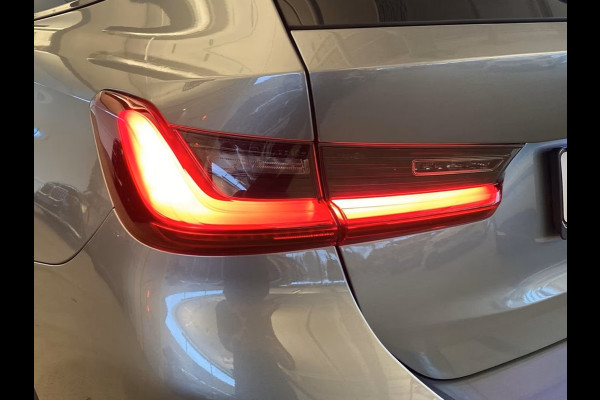 BMW 3 Serie Touring 330e M-SPORT (LCi) ** LED, NAVI+, HuD, ACC, H&K SOUND, 19-inch LMV, M-REMMEN ** 1e EIG - UNFALLFREI ** ** INFORMEER OOK NAAR ONZE AANTREKKELIJKE FINANCIAL-LEASE TARIEVEN **