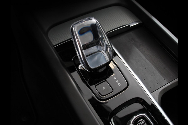 Volvo XC60 2.0 T6 Plug-in hybrid AWD Plus Black Edition Climate control | Adaptieve cruise control | Panorama dak | Stoel verwarming | Stuur verwarming | Navigatie | Camera | LED | Apple Carplay/ Android Auto