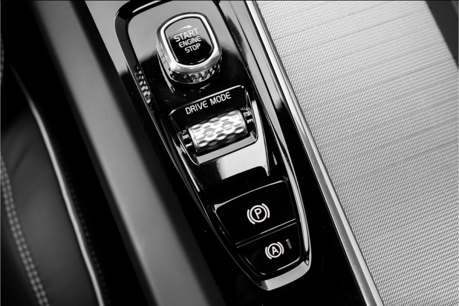 Volvo XC60 2.0 T5 AWD R-Design Pano Stoel & Stuurverw H/K Trekhaak 21"