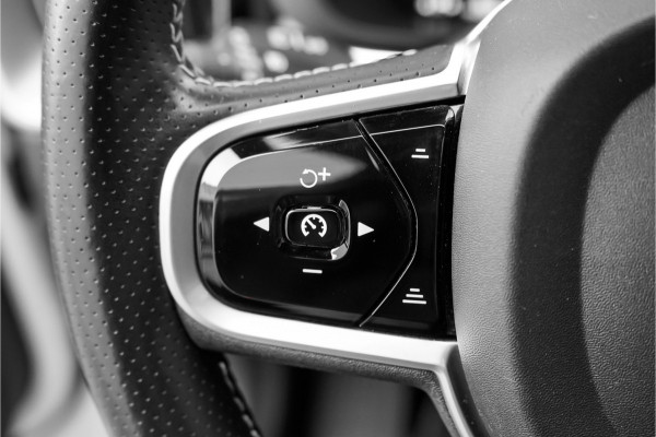 Volvo XC60 2.0 T5 AWD R-Design Pano Stoel & Stuurverw H/K Trekhaak 21"