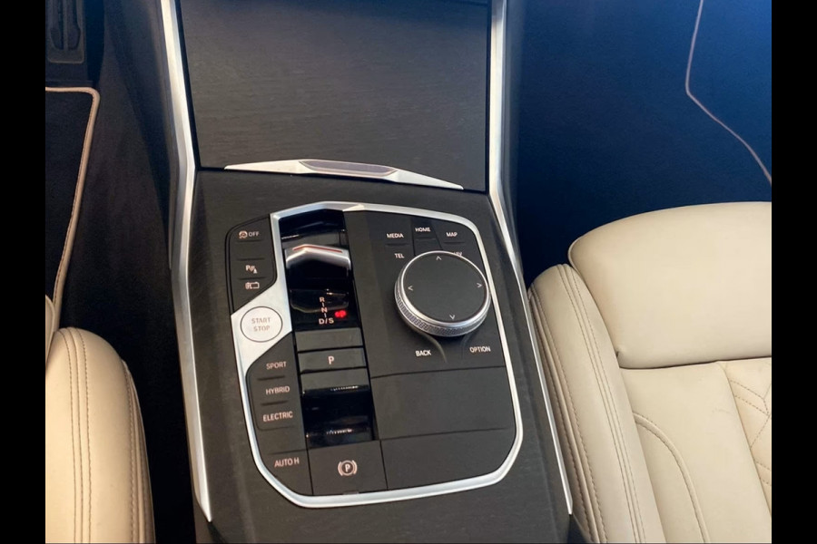 BMW 3 Serie Touring 330e M-SPORT (LCi) ** INDIVIDUAL, FULL OPTIONS, o.a. IND. LEDER, TREKH, 19-inch LMV, ** 1e EIG - UNFALLFREI ** ** INFORMEER OOK NAAR ONZE AANTREKKELIJKE FINANCIAL-LEASE TARIEVEN **