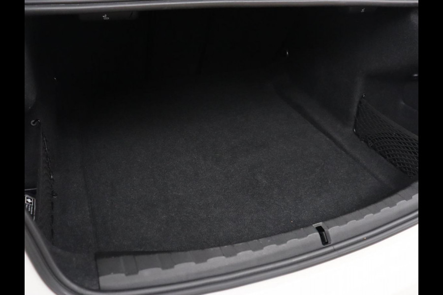 BMW 3-serie 320i M Sport | Head-Up | Stoelverwarming | Leder/Alcantara | Carplay | Live Cockpit | Keyless | Sportstoelen | Climate control