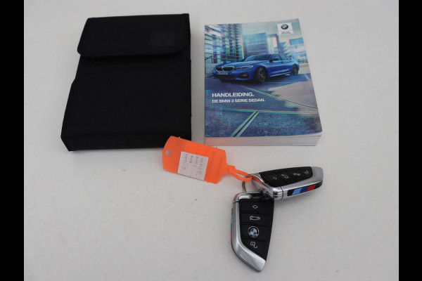 BMW 3-serie 320i M Sport | Head-Up | Stoelverwarming | Leder/Alcantara | Carplay | Live Cockpit | Keyless | Sportstoelen | Climate control