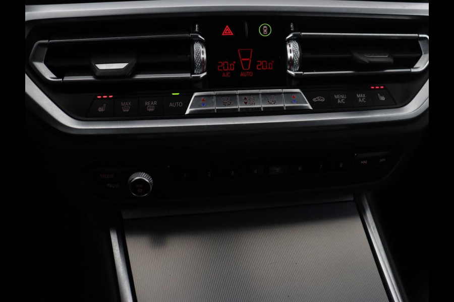 BMW 3-serie 320i M Sport | Head-Up | Stoelverwarming | Leder/Alcantara | Carplay | Live Cockpit | Keyless | Sportstoelen | Climate control