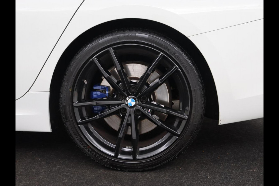 BMW 3-serie 320i M Sport | Head-Up | Stoelverwarming | Leder/Alcantara | Carplay | Live Cockpit | Keyless | Sportstoelen | Climate control