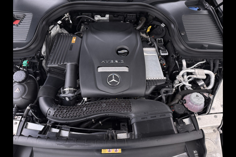 Mercedes-Benz GLC 300e AMG Coupé // Headup // Luchtvering // Memory // Burmester // 360 Camera // Distronic // Rijassistentie pakket // Keyless //