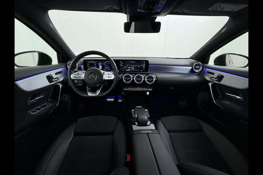 Mercedes-Benz A-Klasse 250e AMG // Panorama dak // Sfeerverlichting // Memory // MultiBeam LED // Advanced Audio // Keyless // 18" AMG Velgen // Widesc