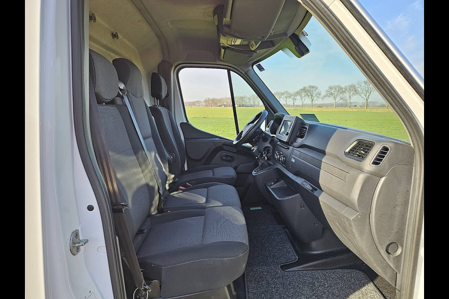 Renault Master T35 2.3 dCi 135 L2H2 airco, navi, pdc, trekhaak, inrichting