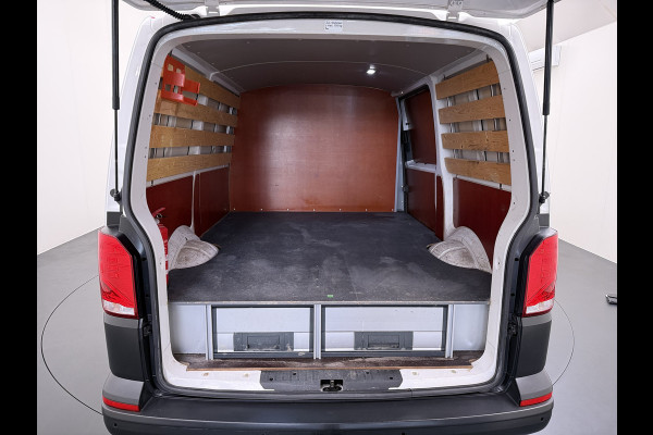Volkswagen Transporter 2.0TDI 150PK AUT-7 3-Pers. Euro 6 Trekhaak Navi* Apple Carplay Android Auto Airco Cruise Control Pdc Comfortline Betonplex Vloer Lat om Lat Wandbetimmering Schuifdeur 2.500KG Trekgewicht 1e Eigenaar Origineel Nederlandse Bestelbus
