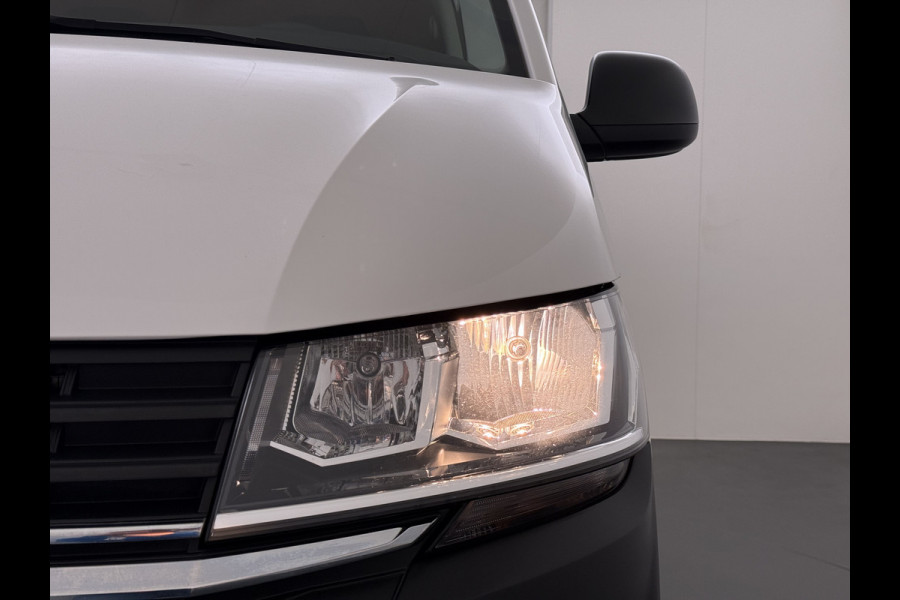 Volkswagen Transporter 2.0TDI 150PK AUT-7 3-Pers. Euro 6 Trekhaak Navi* Apple Carplay Android Auto Airco Cruise Control Pdc Comfortline Betonplex Vloer Lat om Lat Wandbetimmering Schuifdeur 2.500KG Trekgewicht 1e Eigenaar Origineel Nederlandse Bestelbus