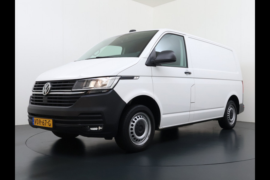 Volkswagen Transporter 2.0TDI 150PK AUT-7 3-Pers. Euro 6 Trekhaak Navi* Apple Carplay Android Auto Airco Cruise Control Pdc Comfortline Betonplex Vloer Lat om Lat Wandbetimmering Schuifdeur 2.500KG Trekgewicht 1e Eigenaar Origineel Nederlandse Bestelbus