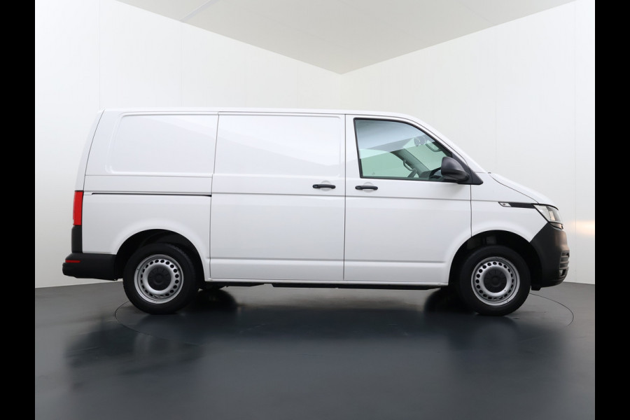 Volkswagen Transporter 2.0TDI 150PK AUT-7 3-Pers. Euro 6 Trekhaak Navi* Apple Carplay Android Auto Airco Cruise Control Pdc Comfortline Betonplex Vloer Lat om Lat Wandbetimmering Schuifdeur 2.500KG Trekgewicht 1e Eigenaar Origineel Nederlandse Bestelbus