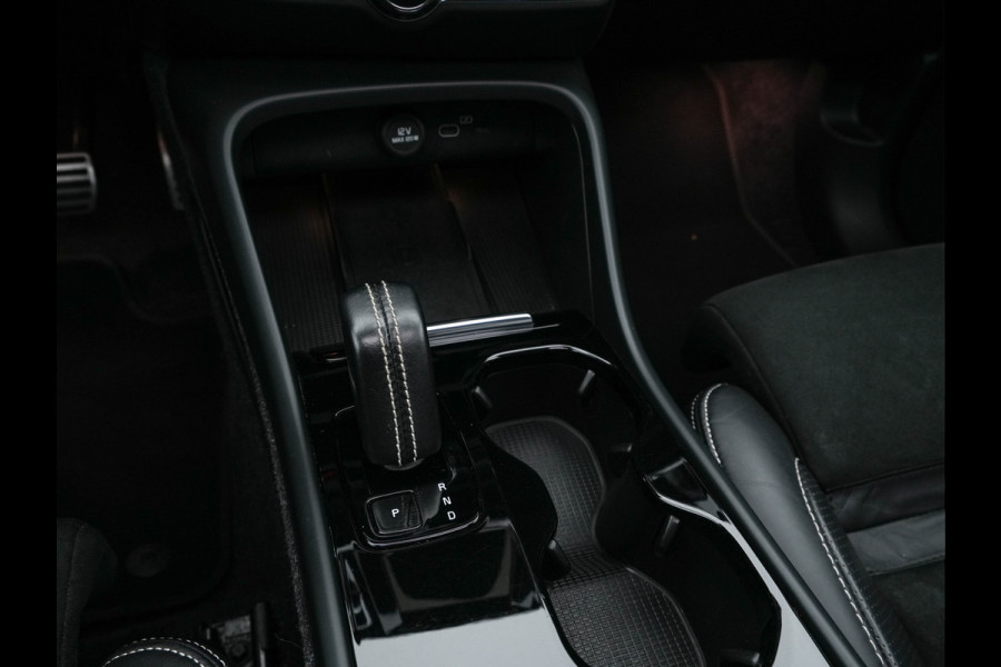 Volvo XC40 Recharge P8 AWD R-Design [ 3-Fase-11kW ] {SOH-90%} (INCL-BTW) Aut. *PANO | LEATHER-ALCANTARA | ADAPTIVE-CRUISE | DIGI-COCKPIT | FULL-LED | HARMAN/KARDON | TOPVIEW | NAVI-FULLMAP | ECC | PDC | KEYLESS | HEATED-SPORTSEATS | TOWBAR | 20''ALU*