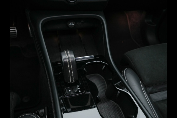 Volvo XC40 Recharge P8 AWD R-Design [ 3-Fase-11kW ] {SOH-90%} (INCL-BTW) Aut. *PANO | LEATHER-ALCANTARA | ADAPTIVE-CRUISE | DIGI-COCKPIT | FULL-LED | HARMAN/KARDON | TOPVIEW | NAVI-FULLMAP | ECC | PDC | KEYLESS | HEATED-SPORTSEATS | TOWBAR | 20''ALU*