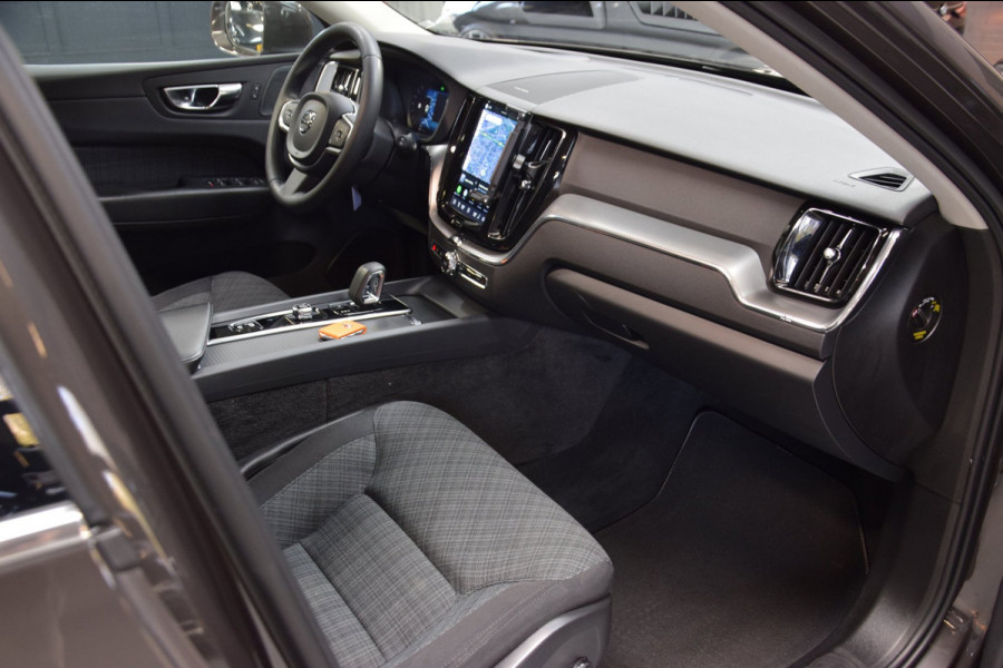 Volvo XC60 2.0 T6 Plug-in hybrid AWD Panoramadak|HUD|ACC|Dealer onderhouden|