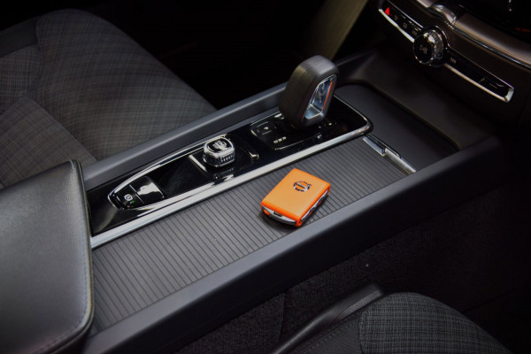 Volvo XC60 2.0 T6 Plug-in hybrid AWD Panoramadak|HUD|ACC|Dealer onderhouden|