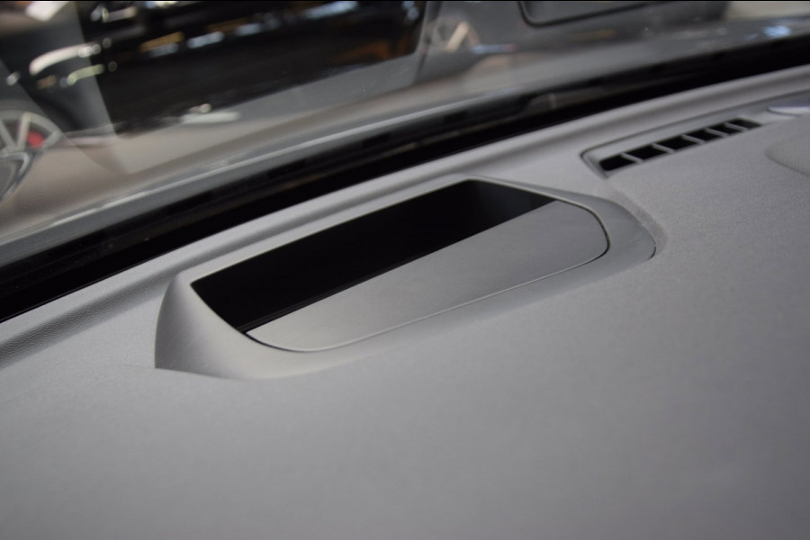 Volvo XC60 2.0 T6 Plug-in hybrid AWD Panoramadak|HUD|ACC|Dealer onderhouden|