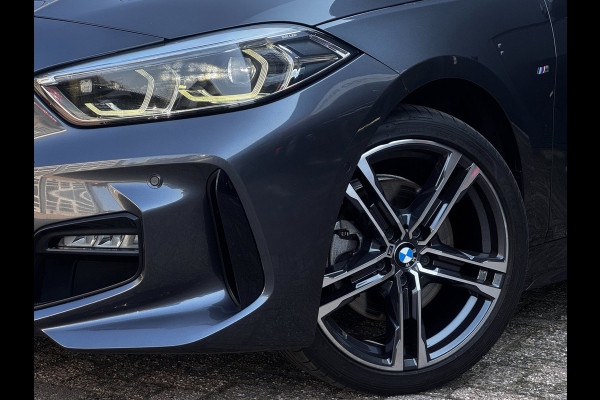 BMW 1-serie 118i M-Sport | M Interieur + Exterieur | NL-Auto | Leder + Stoelverwarming | Camera | LED | PDC Rondom |