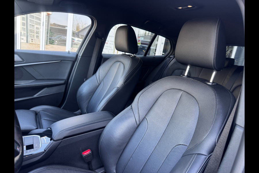 BMW 1-serie 118i M-Sport | M Interieur + Exterieur | NL-Auto | Leder + Stoelverwarming | Camera | LED | PDC Rondom |