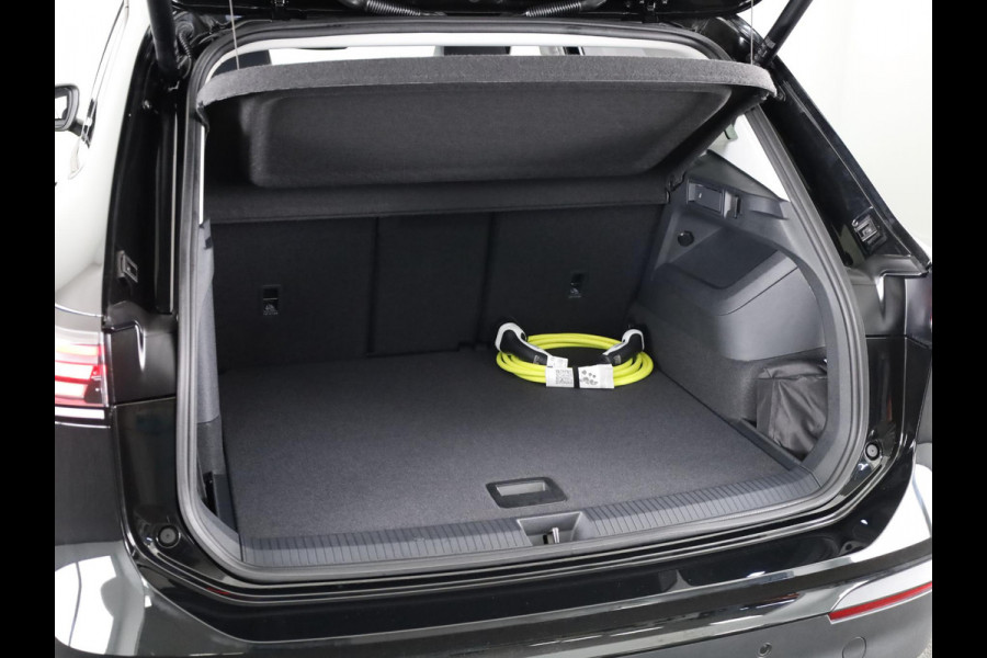 Volkswagen Tiguan 1.5 eHybrid Life 204 PK | Navigatie | Wegklapbare trekhaak | Verlengde garantie