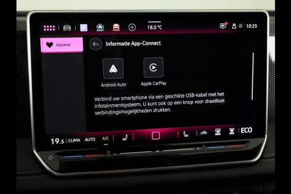 Volkswagen Tiguan 1.5 eHybrid Life 204 PK | Navigatie | Wegklapbare trekhaak | Verlengde garantie