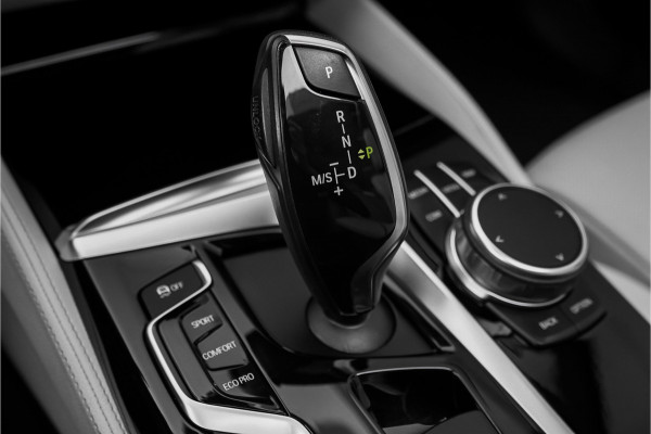 BMW 5 Serie Touring 540i xDrive High Ex M-Sport Speciale Kleur Stoelvent H/K 360° 20"