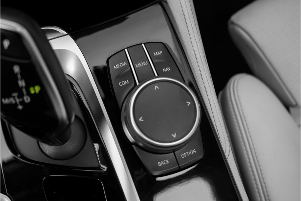 BMW 5 Serie Touring 540i xDrive High Ex M-Sport Speciale Kleur Stoelvent H/K 360° 20"