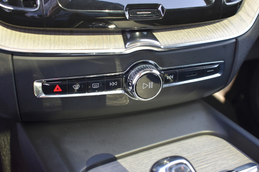 Volvo XC60 T8 AWD 390PK Plug-in Hybrid Inscription | Trekhaak | Panodak | Stoel-Stuur verwarming | ACC | All season |