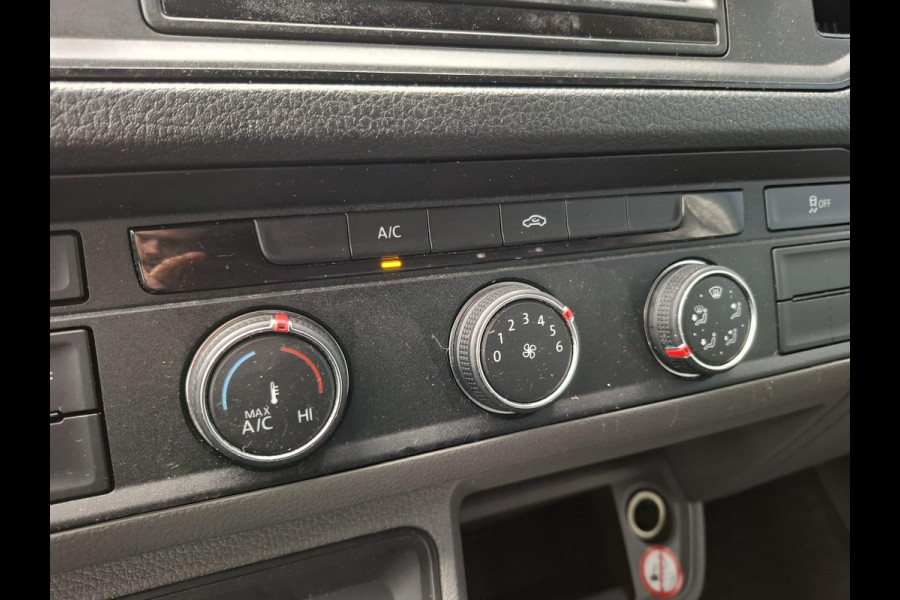 Volkswagen Crafter 35 2.0 TDI L3H3 Highline AUTOMAAT / STANDKACHEL / TREKHAAK / CARPLAY / NAVI