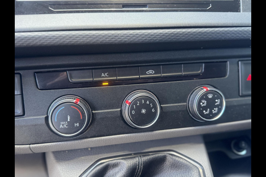 Volkswagen Transporter 2.0 TDI L2H1 30 Comfortline AIRCO / CRUISE CONTROLE / NAVI / CARPLAY / VERLAAGD