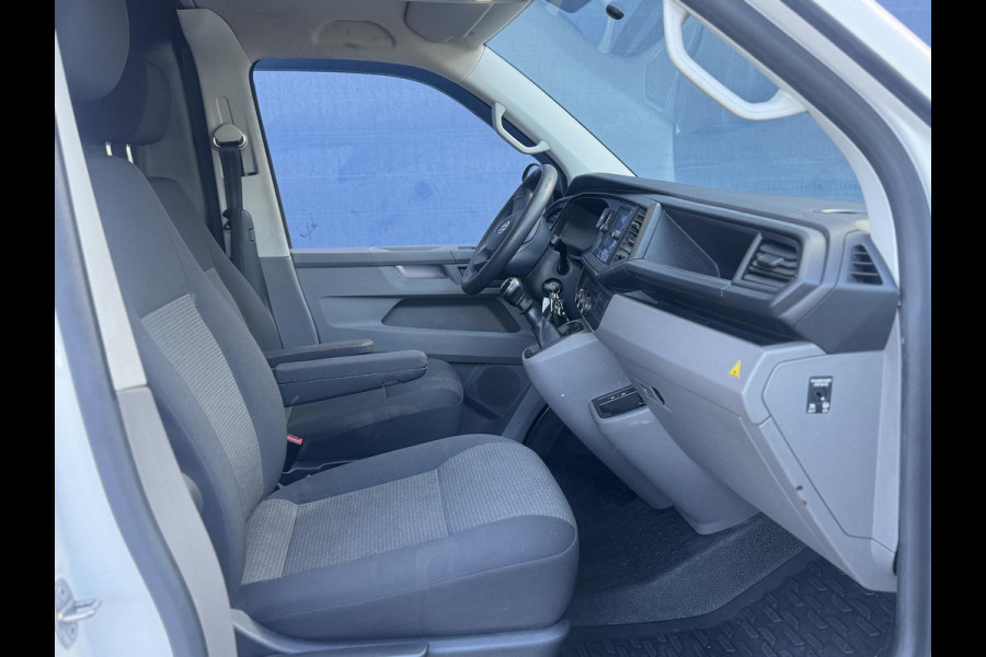 Volkswagen Transporter 2.0 TDI L2H1 30 Comfortline AIRCO / CRUISE CONTROLE / NAVI / CARPLAY / VERLAAGD
