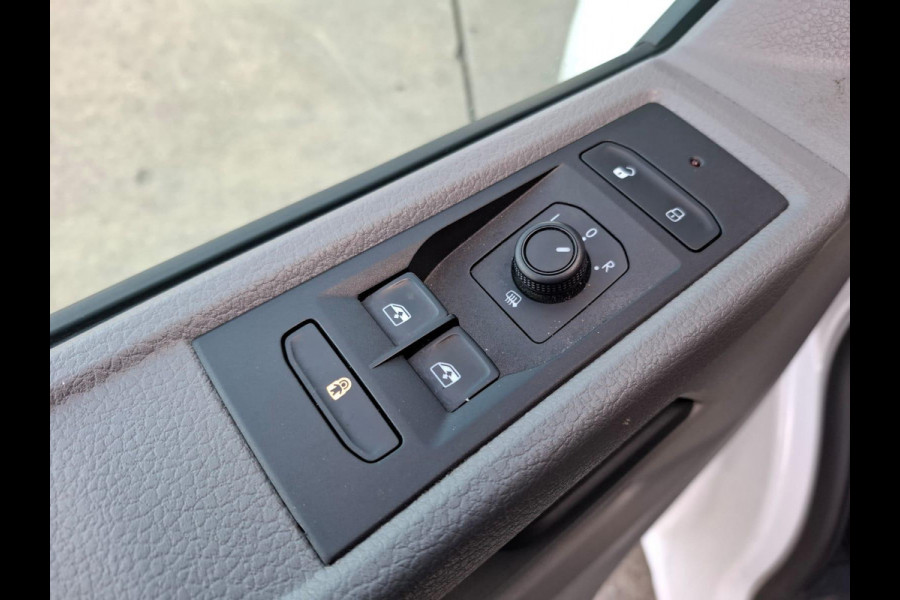 Volkswagen Transporter 2.0 TDI L2H1 30 DC VERLAAGD / SPOILERS IN KLEUR / AIRCO / CRUISE /  DUBBEL CABINE