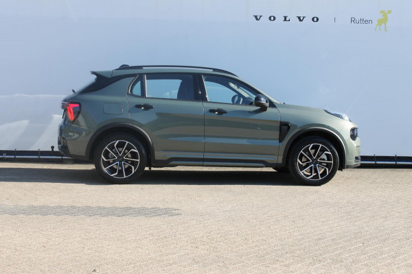 Lynk & Co 01 276PK Automaat Core / Adaptieve cruise control / Stoel - en stuurwielverarming / Parkeersensoren met camera / Apple carplay / Trekhaak / Metallic lak / 19" lichtmetalen velgen