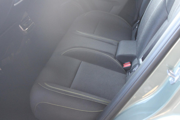 Lynk & Co 01 276PK Automaat Core / Adaptieve cruise control / Stoel - en stuurwielverarming / Parkeersensoren met camera / Apple carplay / Trekhaak / Metallic lak / 19" lichtmetalen velgen