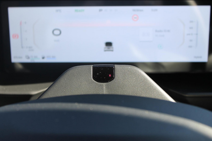 Lynk & Co 01 276PK Automaat Core / Adaptieve cruise control / Stoel - en stuurwielverarming / Parkeersensoren met camera / Apple carplay / Trekhaak / Metallic lak / 19" lichtmetalen velgen