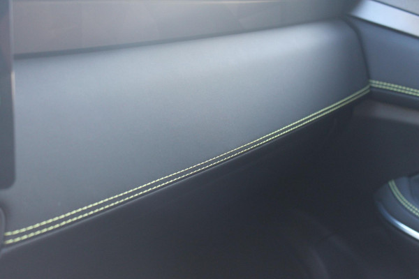 Lynk & Co 01 276PK Automaat Core / Adaptieve cruise control / Stoel - en stuurwielverarming / Parkeersensoren met camera / Apple carplay / Trekhaak / Metallic lak / 19" lichtmetalen velgen