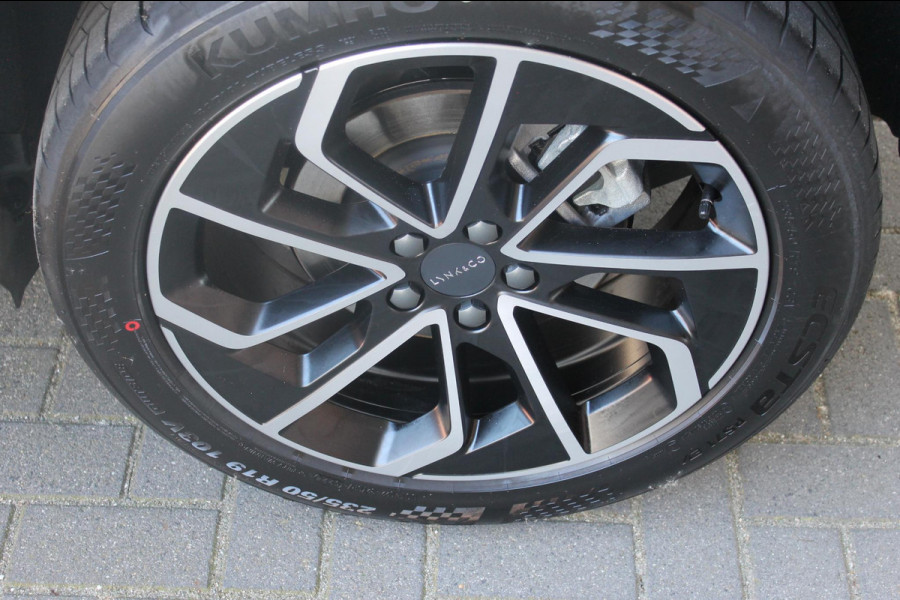 Lynk & Co 01 276PK Automaat Core / Adaptieve cruise control / Stoel - en stuurwielverarming / Parkeersensoren met camera / Apple carplay / Trekhaak / Metallic lak / 19" lichtmetalen velgen