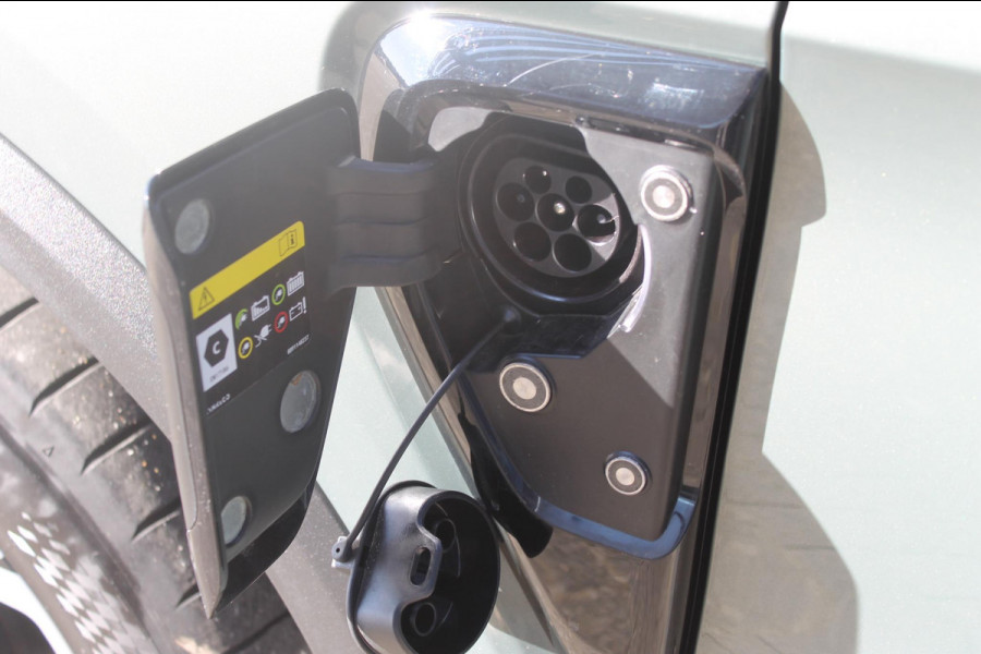 Lynk & Co 01 276PK Automaat Core / Adaptieve cruise control / Stoel - en stuurwielverarming / Parkeersensoren met camera / Apple carplay / Trekhaak / Metallic lak / 19" lichtmetalen velgen