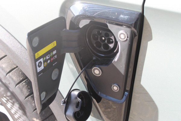 Lynk & Co 01 276PK Automaat Core / Adaptieve cruise control / Stoel - en stuurwielverarming / Parkeersensoren met camera / Apple carplay / Trekhaak / Metallic lak / 19" lichtmetalen velgen