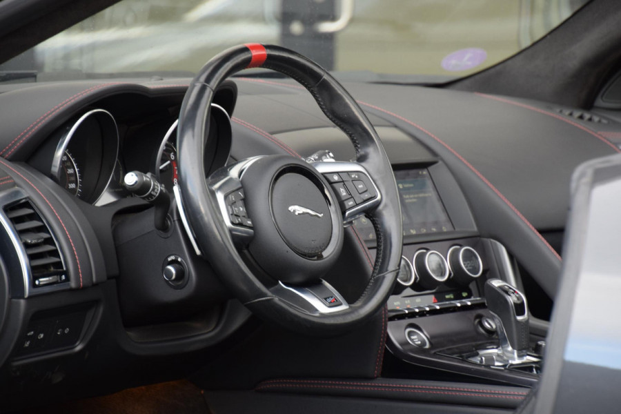 Jaguar F-Type 2.0T Chequered Flag